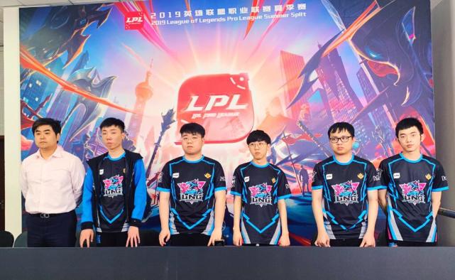 他在更衣室 他在更衣室